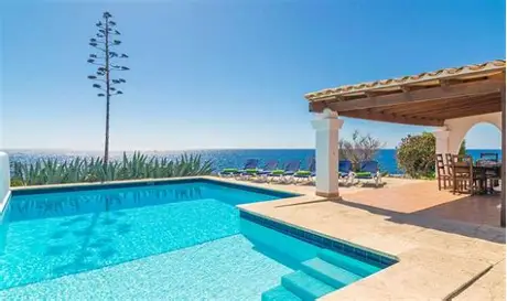Mallorca-Immobilie mit Pool und Meerblick